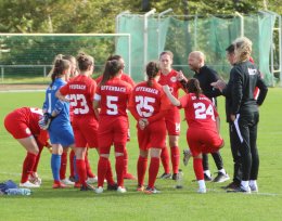 Trainerteam im Gespräch mit der Mannschaft