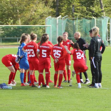 Trainerteam im Gespräch mit der Mannschaft Trainerteam im Gespräch mit der Mannschaft